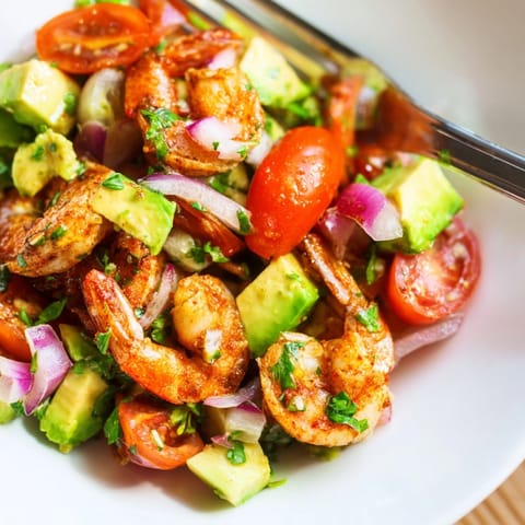 Taste summer: this Shrimp and Avocado Salsa Salad is ready to serve with crispy chips.