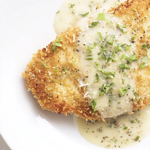 Delicious crispy chicken with garlic cream sauce, perfectly paired with a creamy sauce.
